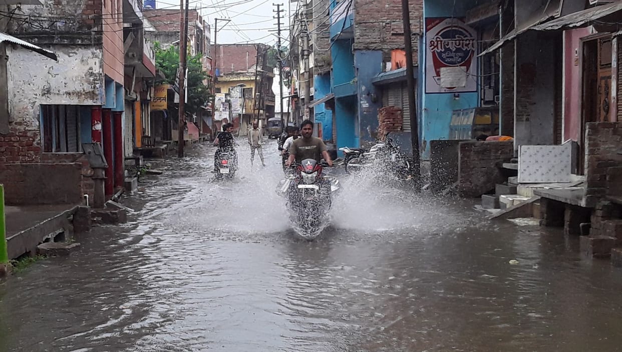 Waterlogging due to heavy rain, drain choked