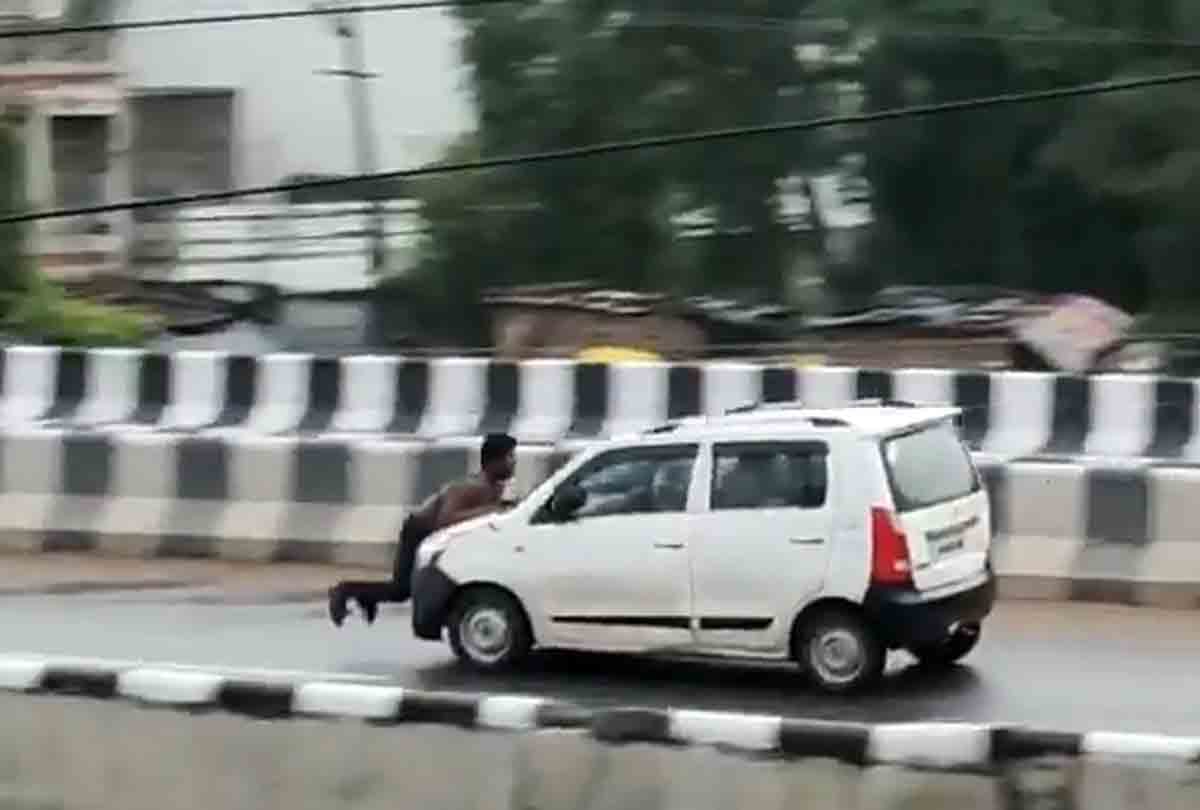 This video will shock you: man was seen dragging on the highway on high speed car bonnet