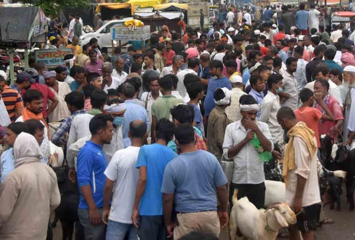 Third wave of Corona on head and the crowded city, no lesson learned even from thousands of deaths