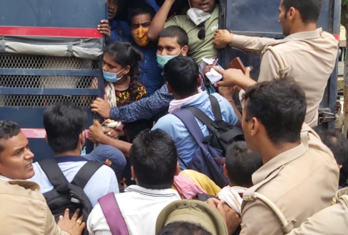 Applicants protest over reservation issue in 69 thousand teachers recruitment.