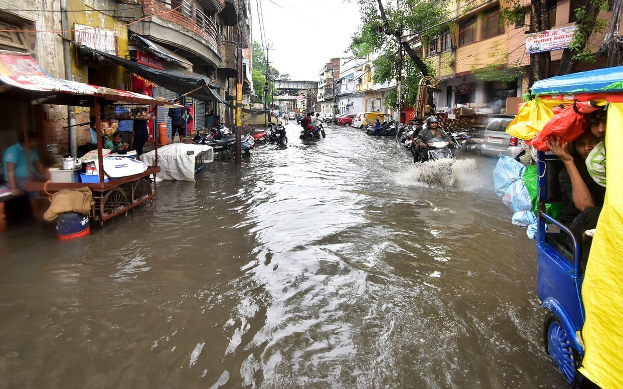 Prayagraj: In half an hour's rain, roads and streets are full, water entered the houses