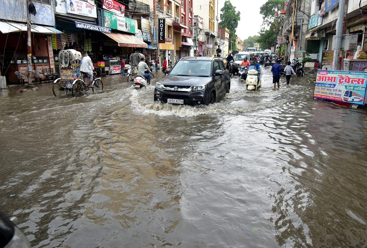 Prayagraj: In half an hour's rain, roads and streets are full, water entered the houses