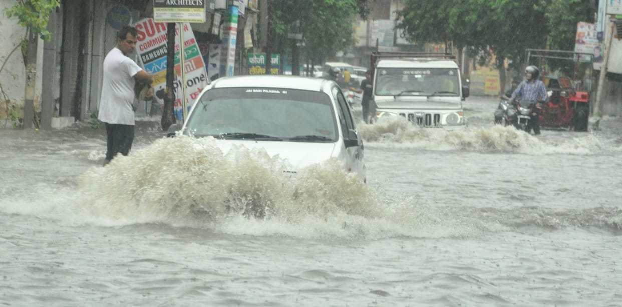 Scooty-car stopped amidst waterlogging, now 'government' how to go home