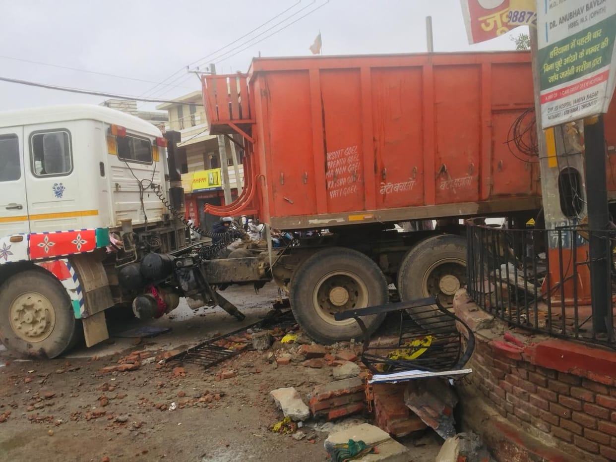 Uncontrolled trolley hit Mahavir Chowk, damaged, two hours of jam