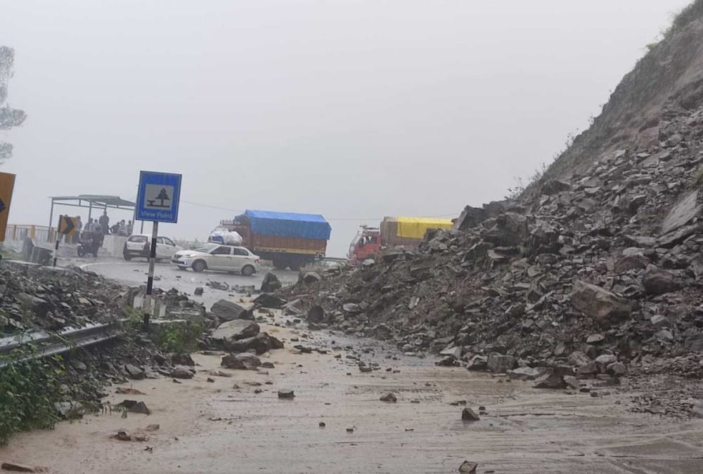 Uttarakhand Monsoon Update: many road closed after Heavy Rainfall in Kumaon and tourist died photos
