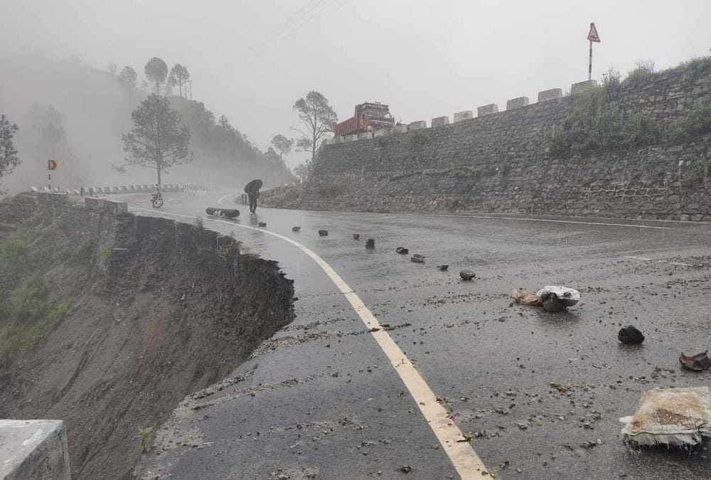 Uttarakhand Monsoon Update: many road closed after Heavy Rainfall in Kumaon and tourist died photos
