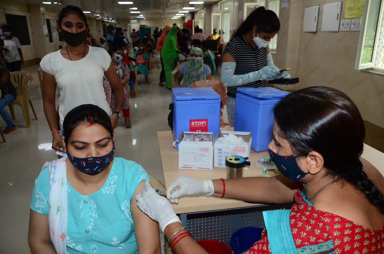 Prayagraj: Vaccination was interrupted for half an hour at many centers, 15710 people got vaccine dose