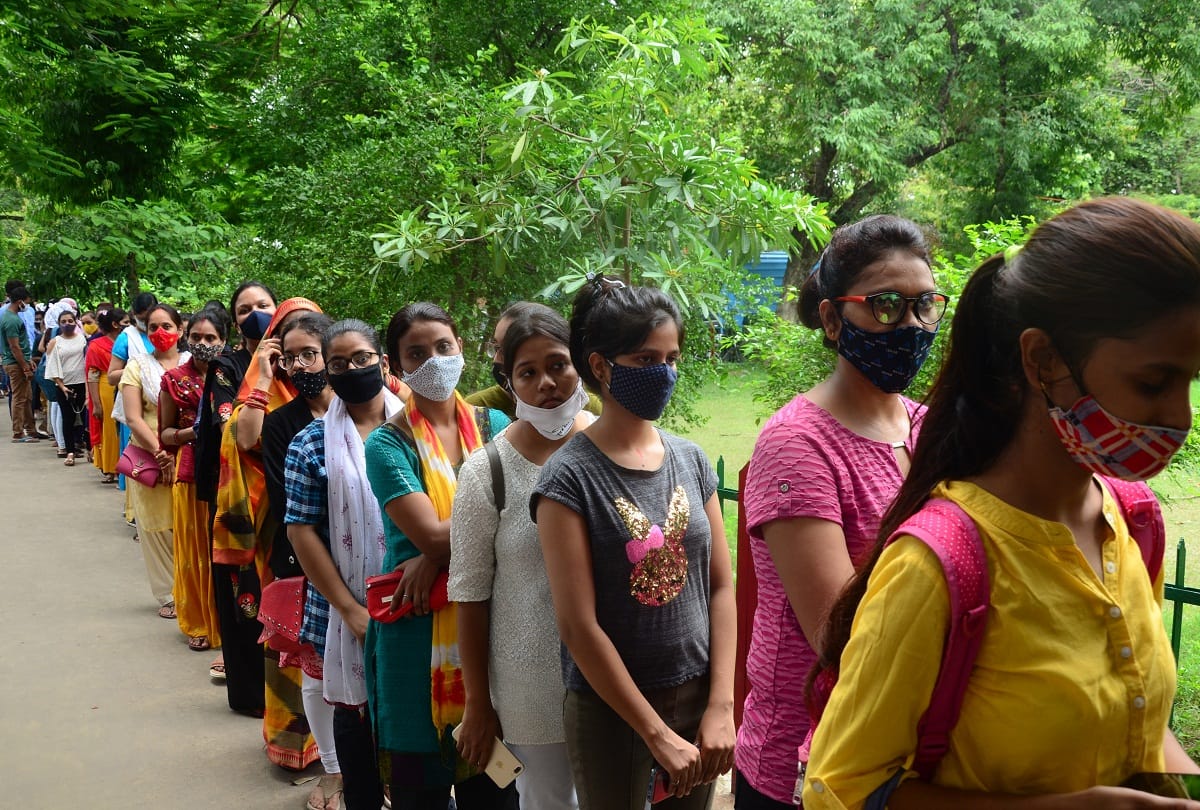 Prayagraj: Vaccination was interrupted for half an hour at many centers, 15710 people got vaccine dose