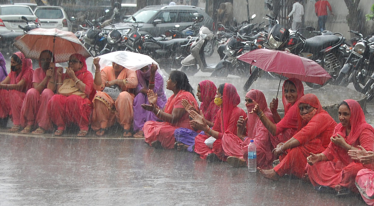 Anganwadi workers surrounded the mini secretariat on the warning of dismissal