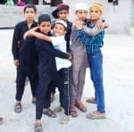 कुल्लू में ईद पर एक दूसरे के गले मिलते बच्चे।