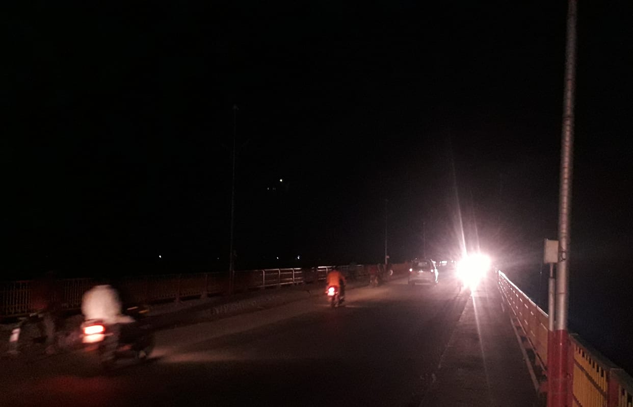 Lights of Shastri Setu are bad, problem due to darkness