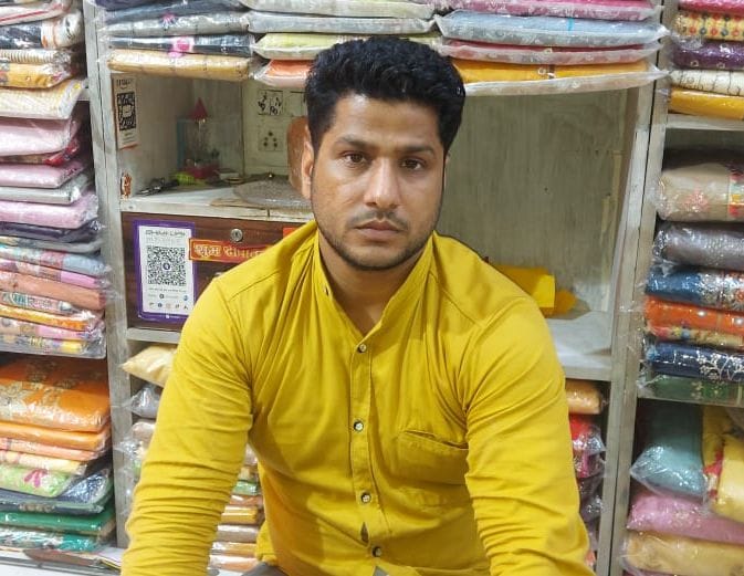 Four miscreants robbed 37 and a half thousand rupees on the strength of a knife from a cloth merchant in Ansal City