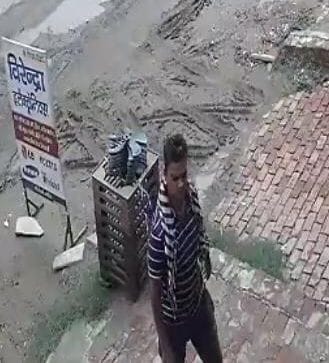 65 thousand rupees stolen from the galley by breaking the central lock of the customer service center, imprisoned in CCTV
