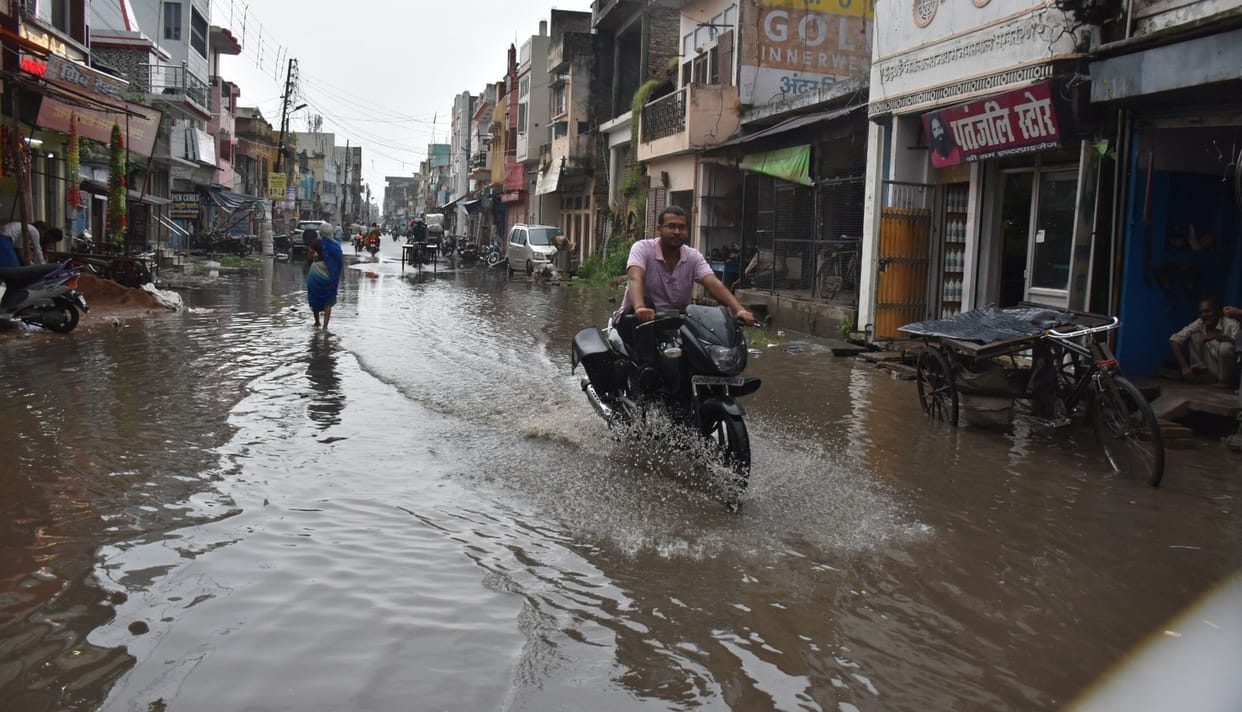 Heavy rain caused water-water in the city, water-logging in many places