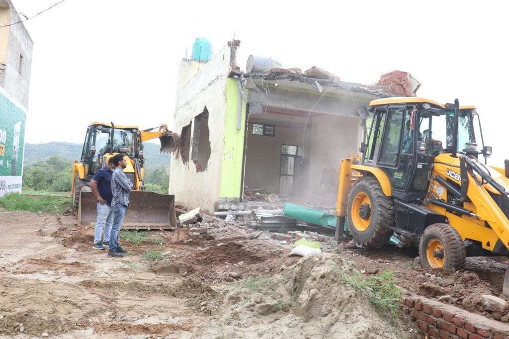 Under construction buildings demolished in Johluwal and Madhawala, shops sealed