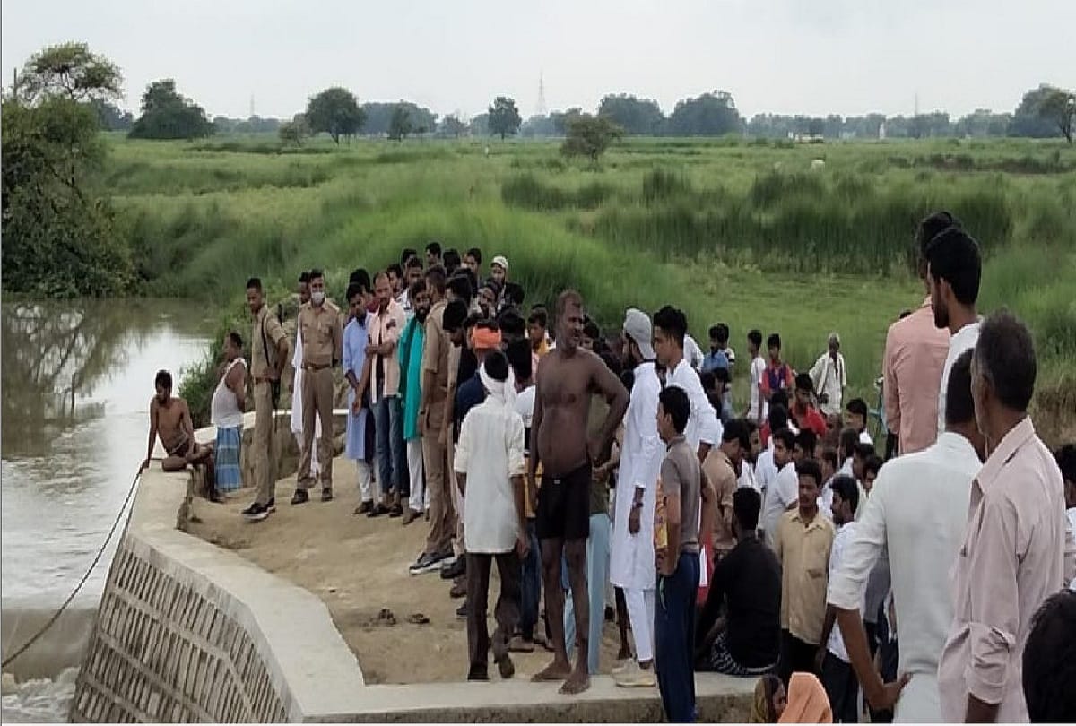 youth dies due to drowning in varuna river while bathing in jaunpur friends tried to save his life but failed