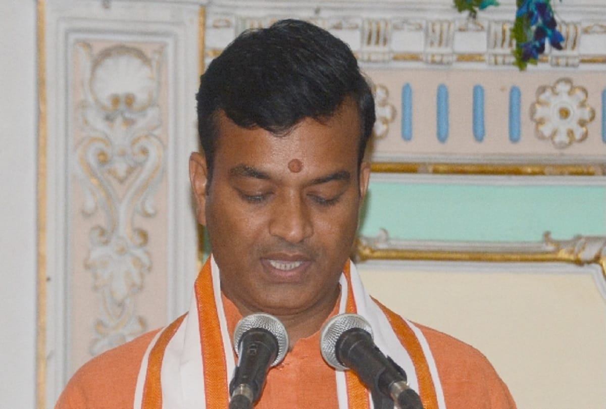 UP minister Anand Swaroop Shukla attacks on Shayar Munawwar Rana says he should leave country