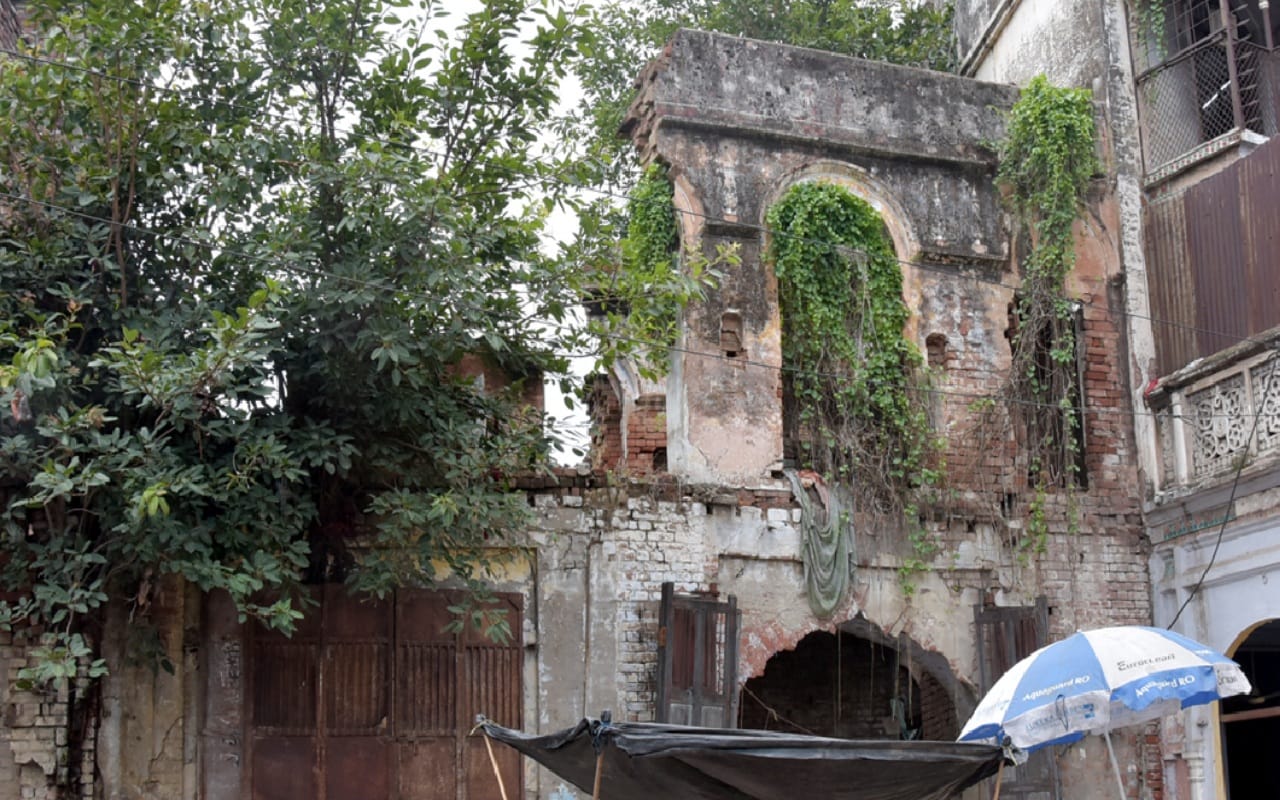 Ancient and dilapidated buildings are inviting death in saharanpur city of UP