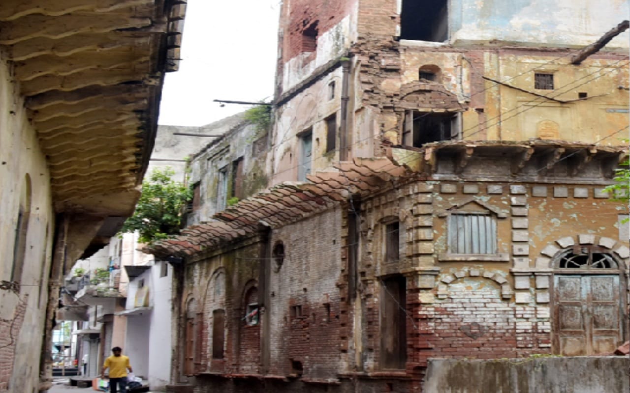 Ancient and dilapidated buildings are inviting death in saharanpur city of UP