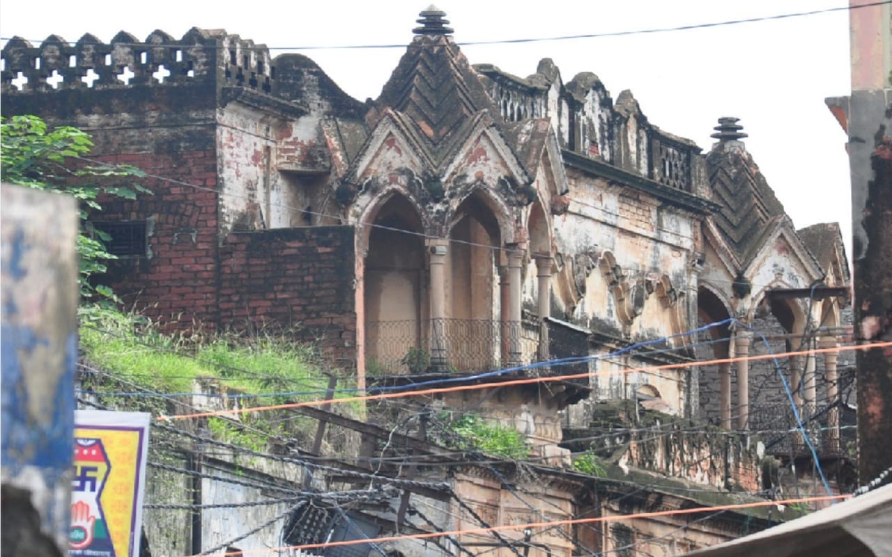 Ancient and dilapidated buildings are inviting death in saharanpur city of UP