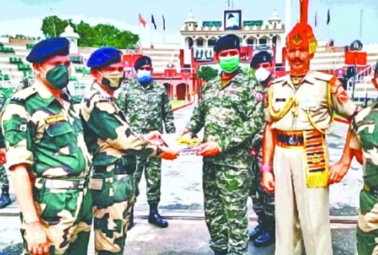 BSF gave sweets to Pak Rangers on the occasion of Eid al Adha