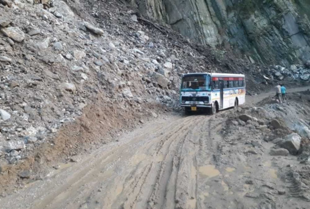 Uttarakhand Monsoon Update: Tanakpur-Pithoragarh Highway opened after 35 hours and many roads closed photos