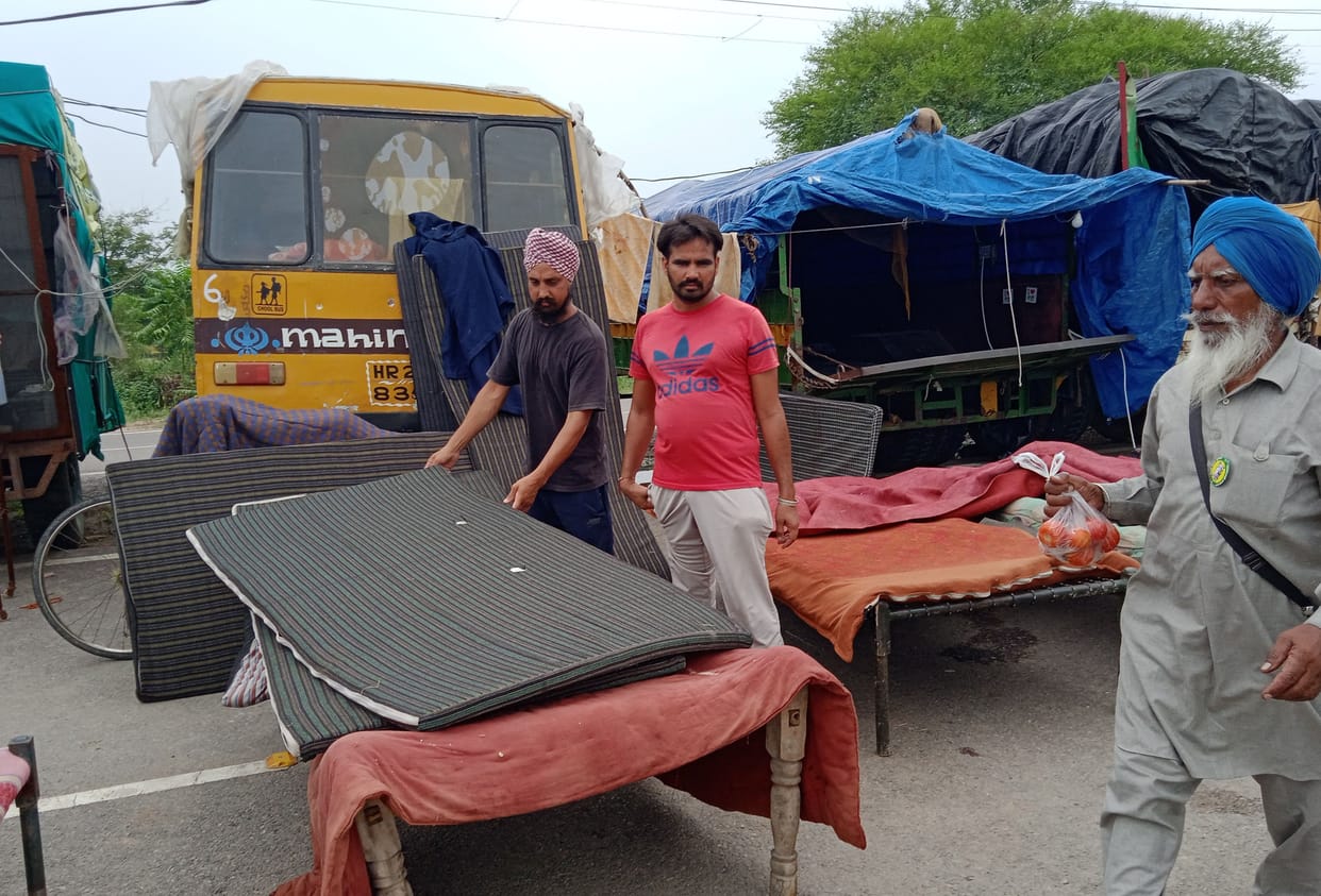 jhajjar bahadurgarh news,Even after the rain, the farmers stood at the agitation site