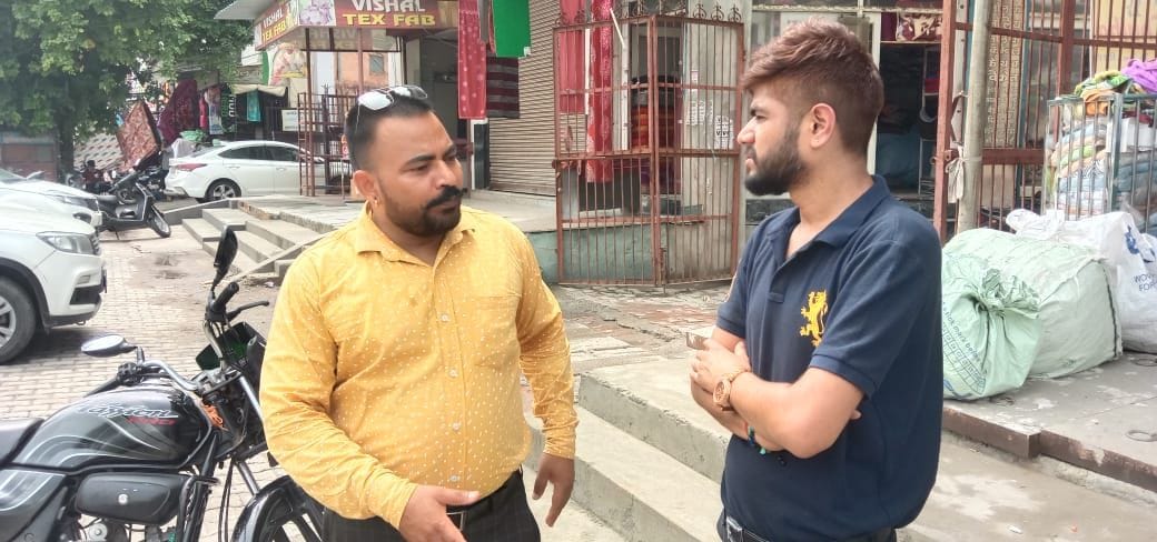 1.80 lakh rupees from salesman