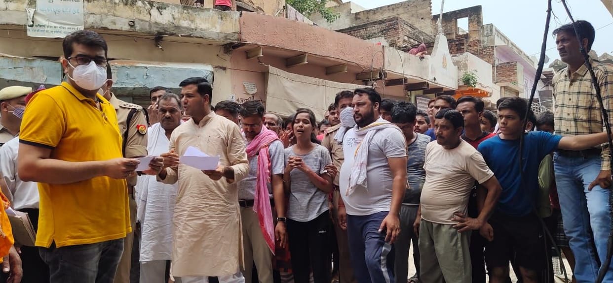 Mathura: Traders staged a protest demanding financial help