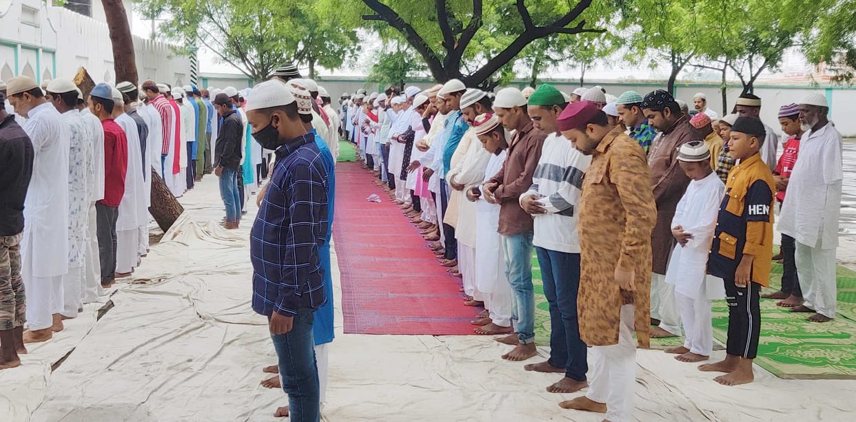 Bhadohi: Money Bakrid with aqeedat, prayed for peace in the country