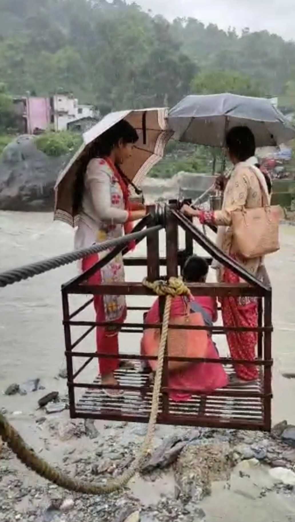 The two districts separated by the collapse of the bridge were not found even after three years