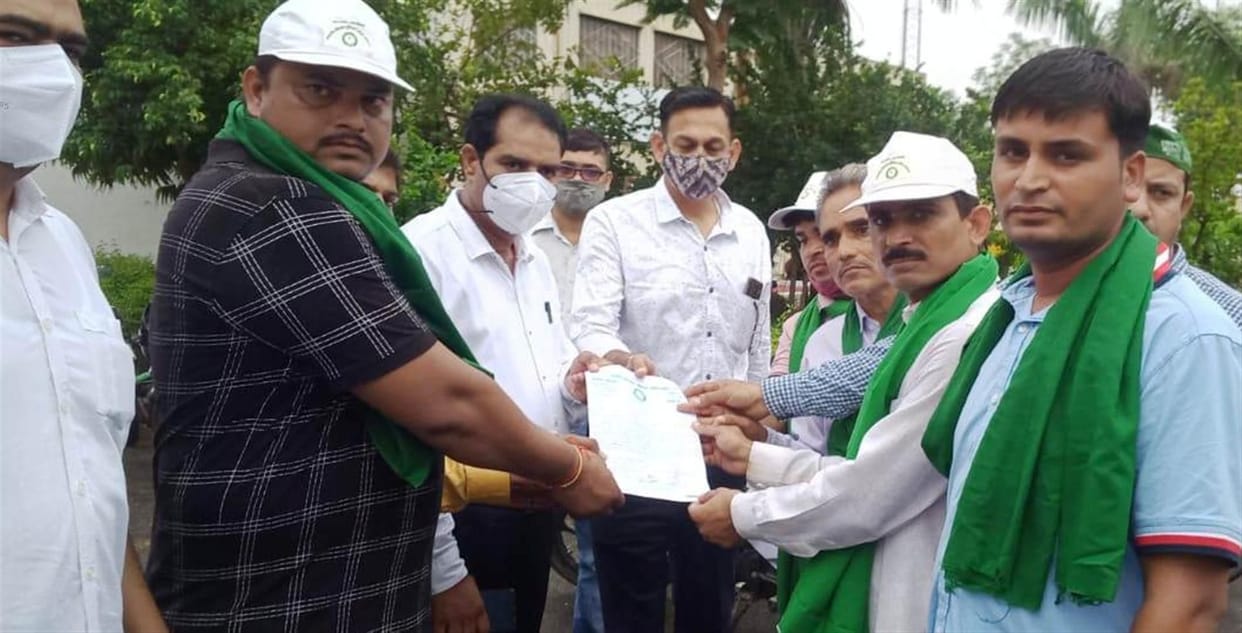 Hathras: BKYU Lokshakti workers demonstrated at toll plaza