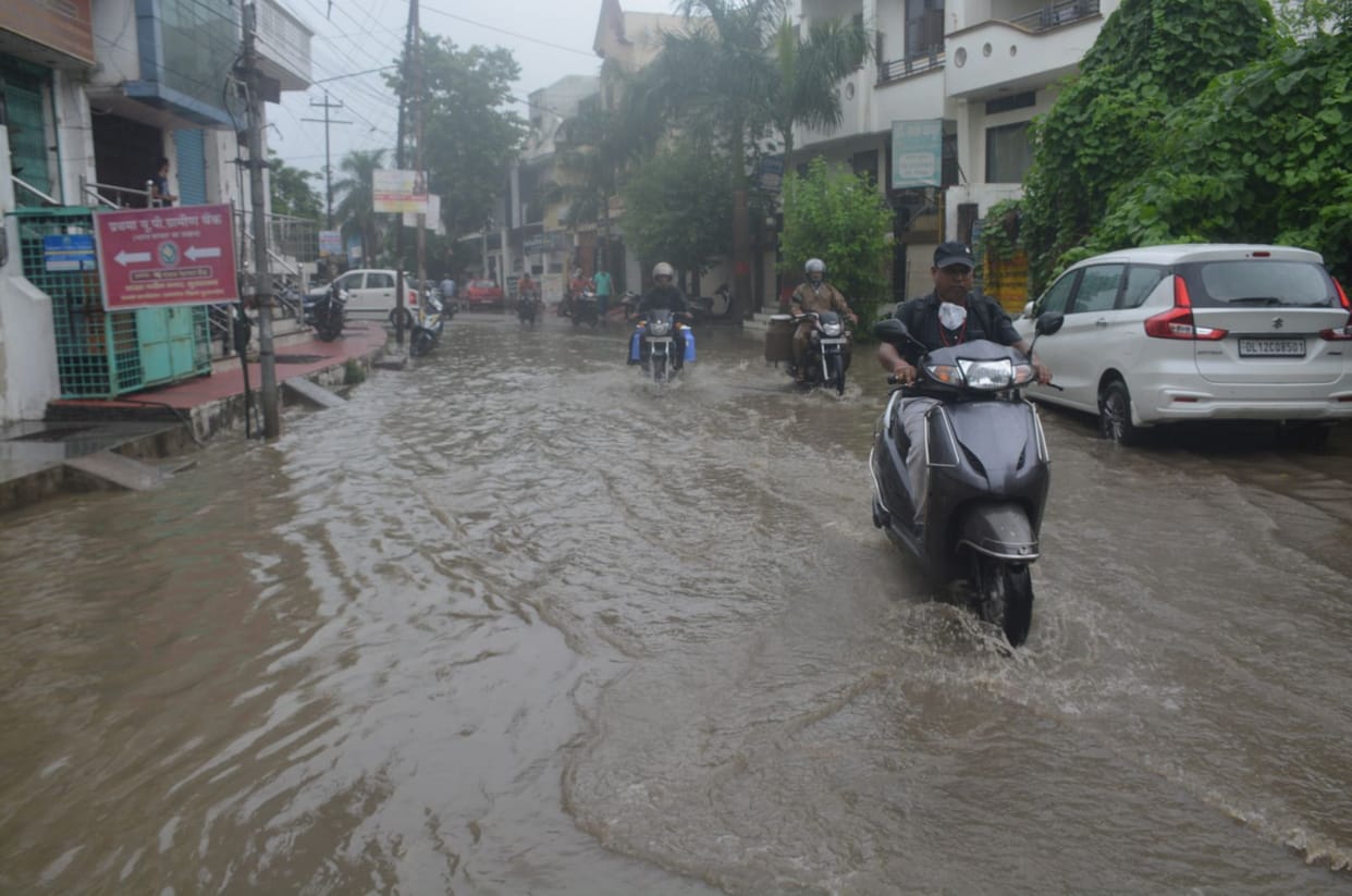 Waterlogging in many places due to rain on the second day, people upset