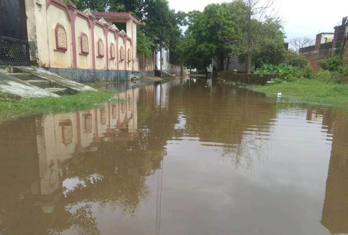 Heavy rains continue in Gorakhpur waterlogging on road and houses