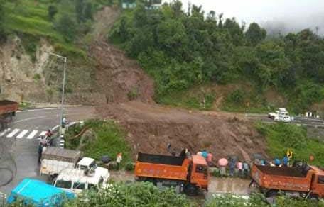 Car washed away due to landslide and strong water flow, rolled into a ditch, three injured