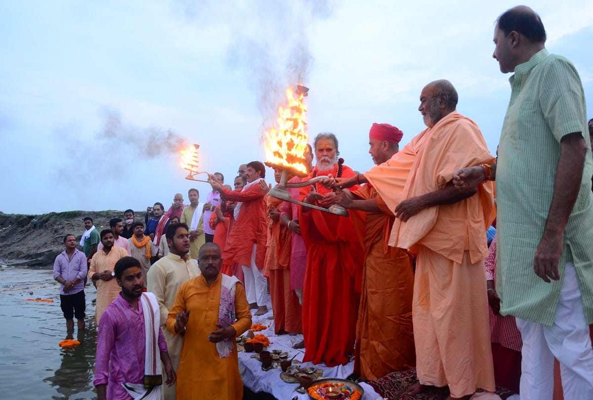 To get rid of Corona, the saints-pilgrim priests performed the aarti of mother Ganga