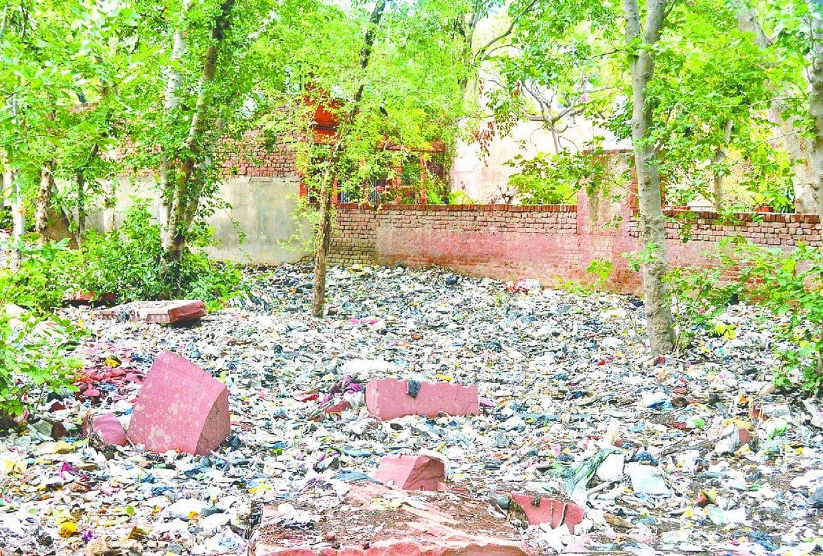 No Garbage Collection In Agra's Many Colony