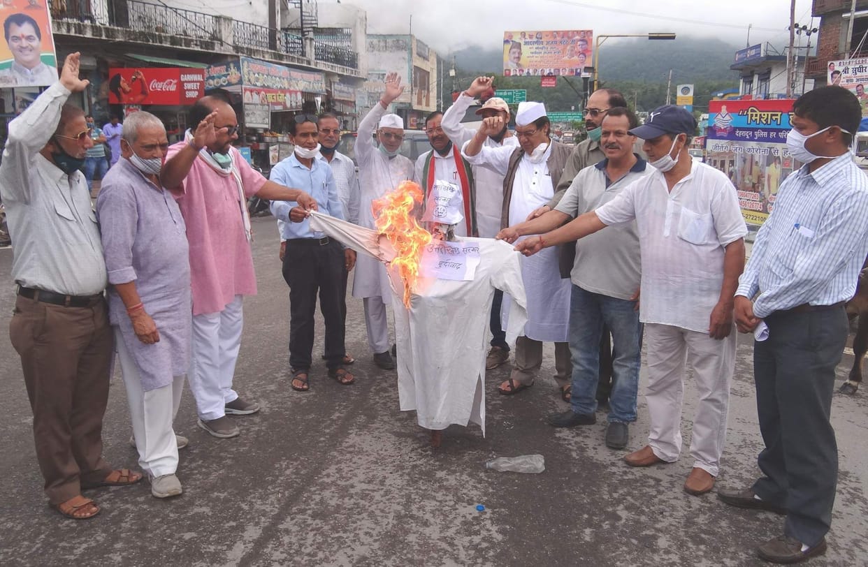 Marked state agitators burnt BJP's effigy