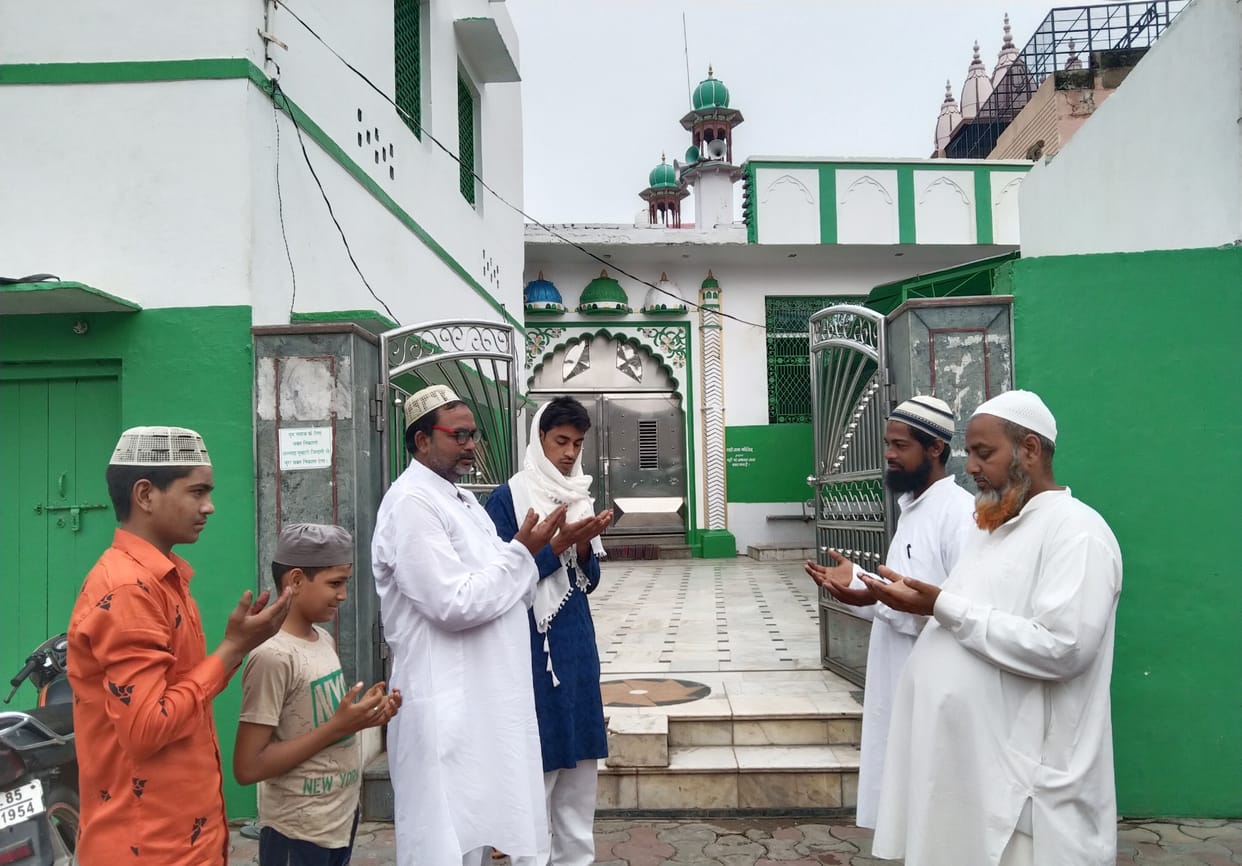 Mathura: Hands raised in the court of Allah, seeking freedom from Kovid and prosperity in the country