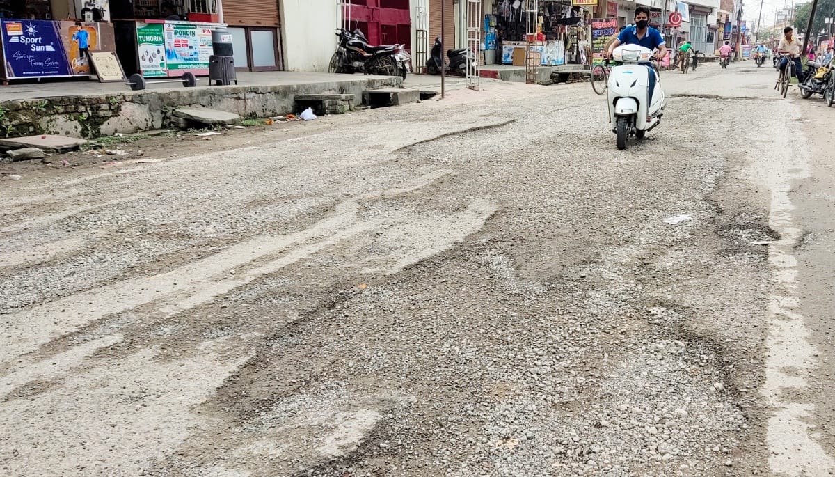 Difficult to walk on the crumbling roads of the city