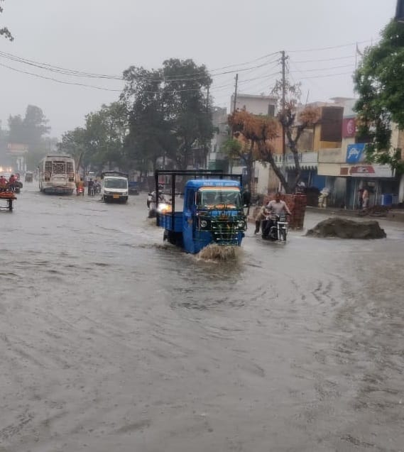 Rain opened the pole of development works, water filled on the highway