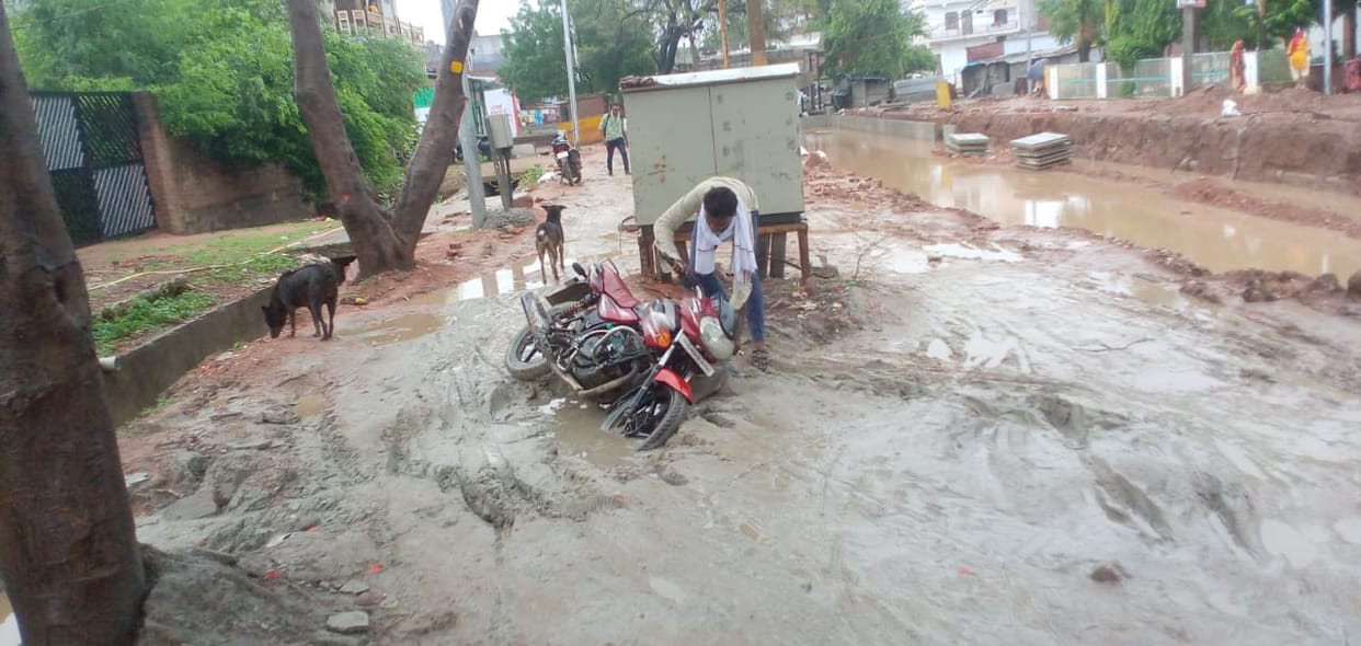 devgarh road become mud filled