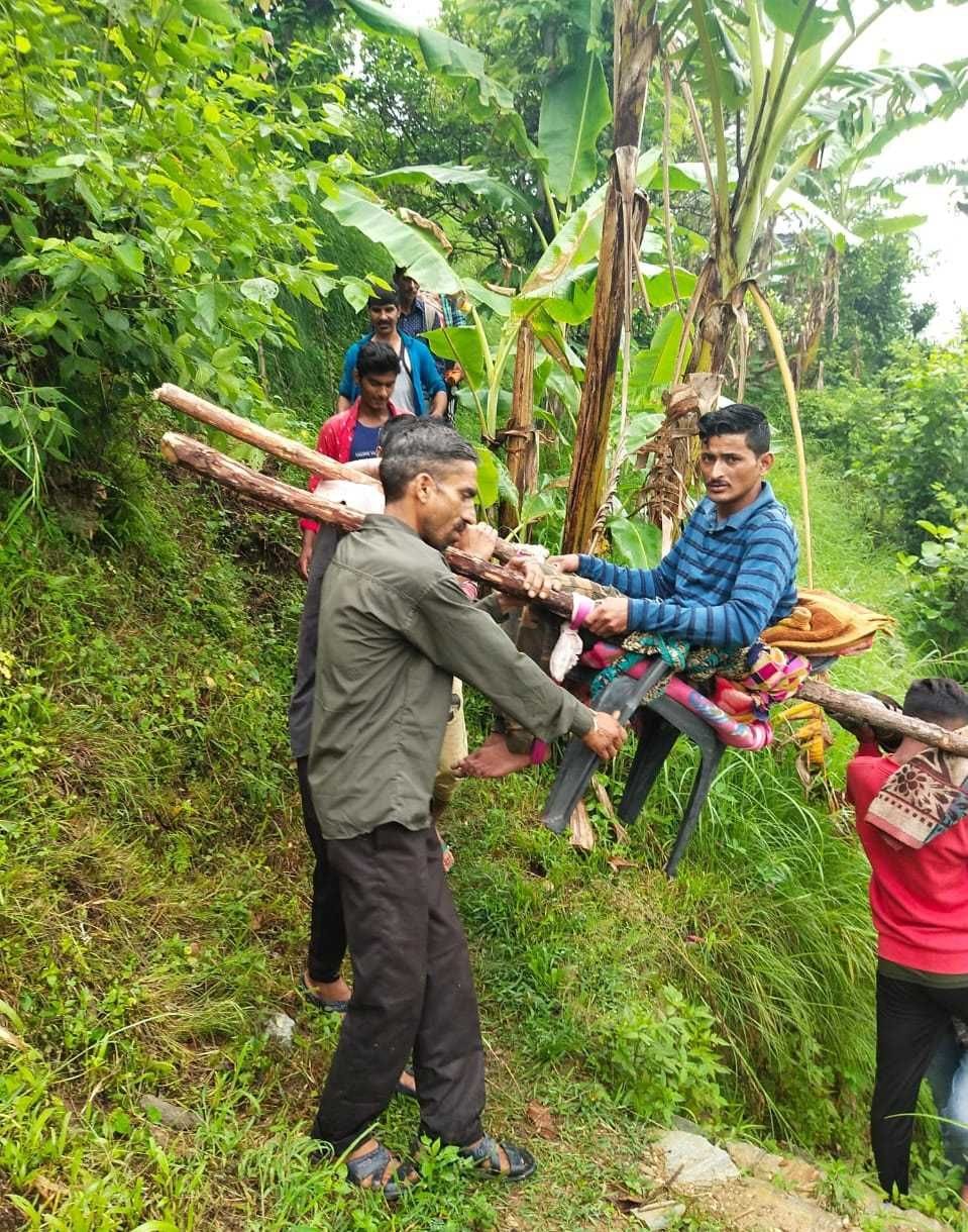 The patient was transported 15 km on foot with the help of a doli