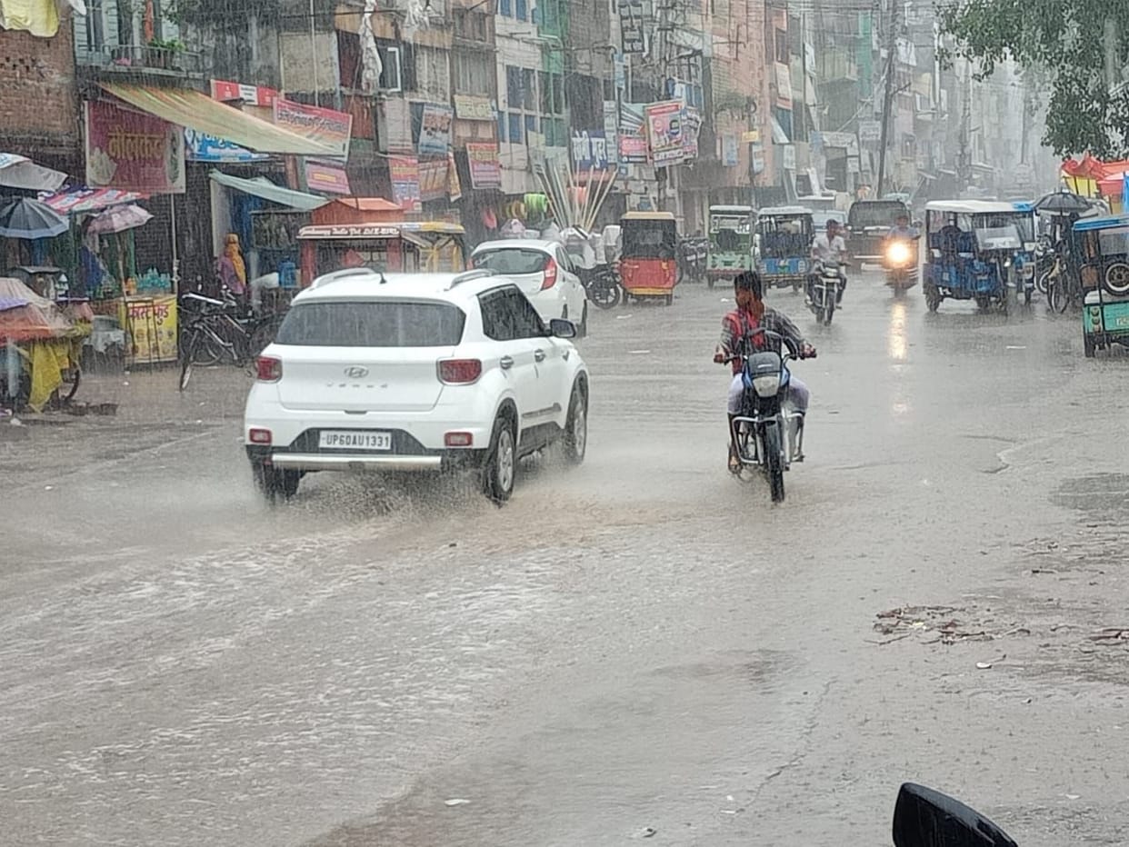 Roads submerged due to rain, people's troubles increased