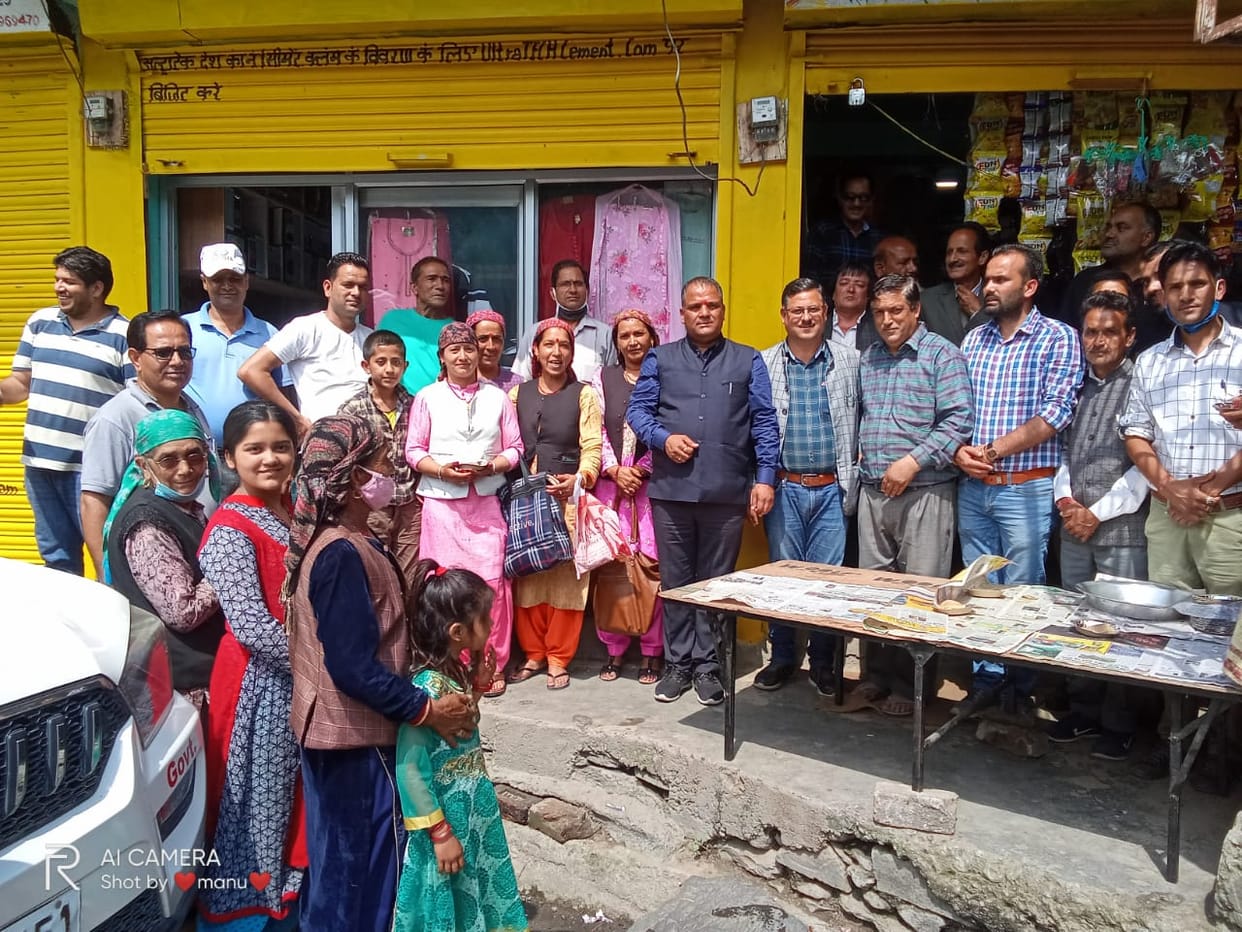 rampur news shawad people celebreted iph sub-division office gift