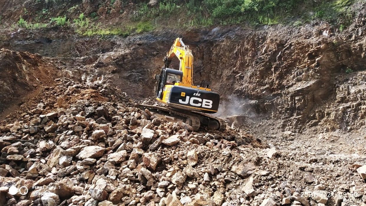 Land slide on Kalka Shimla NH near Kandaghat, 2km long jam on the road