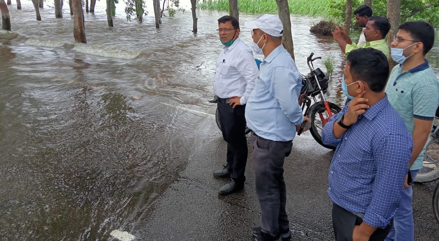 Water filled in forests and fields, traffic stopped