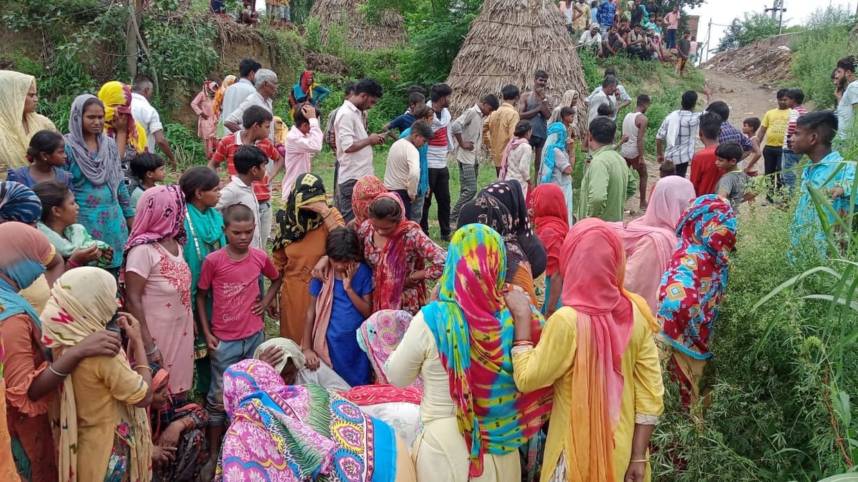Couple dies by drowning due to overturning of buggy in river