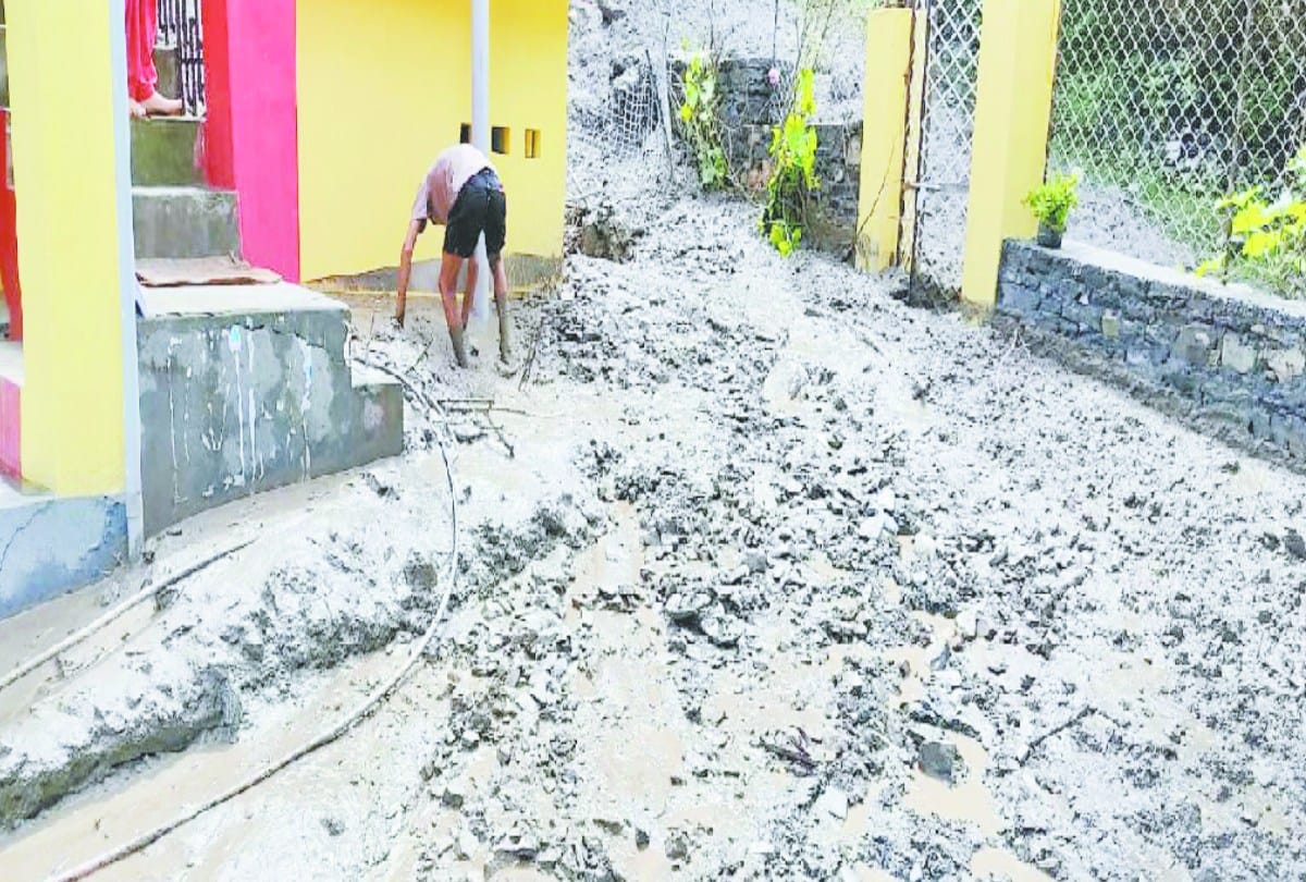 himachal weather today: landslide on Kalka Shimla NH, two person died of drowning in the khad, flash flood warning