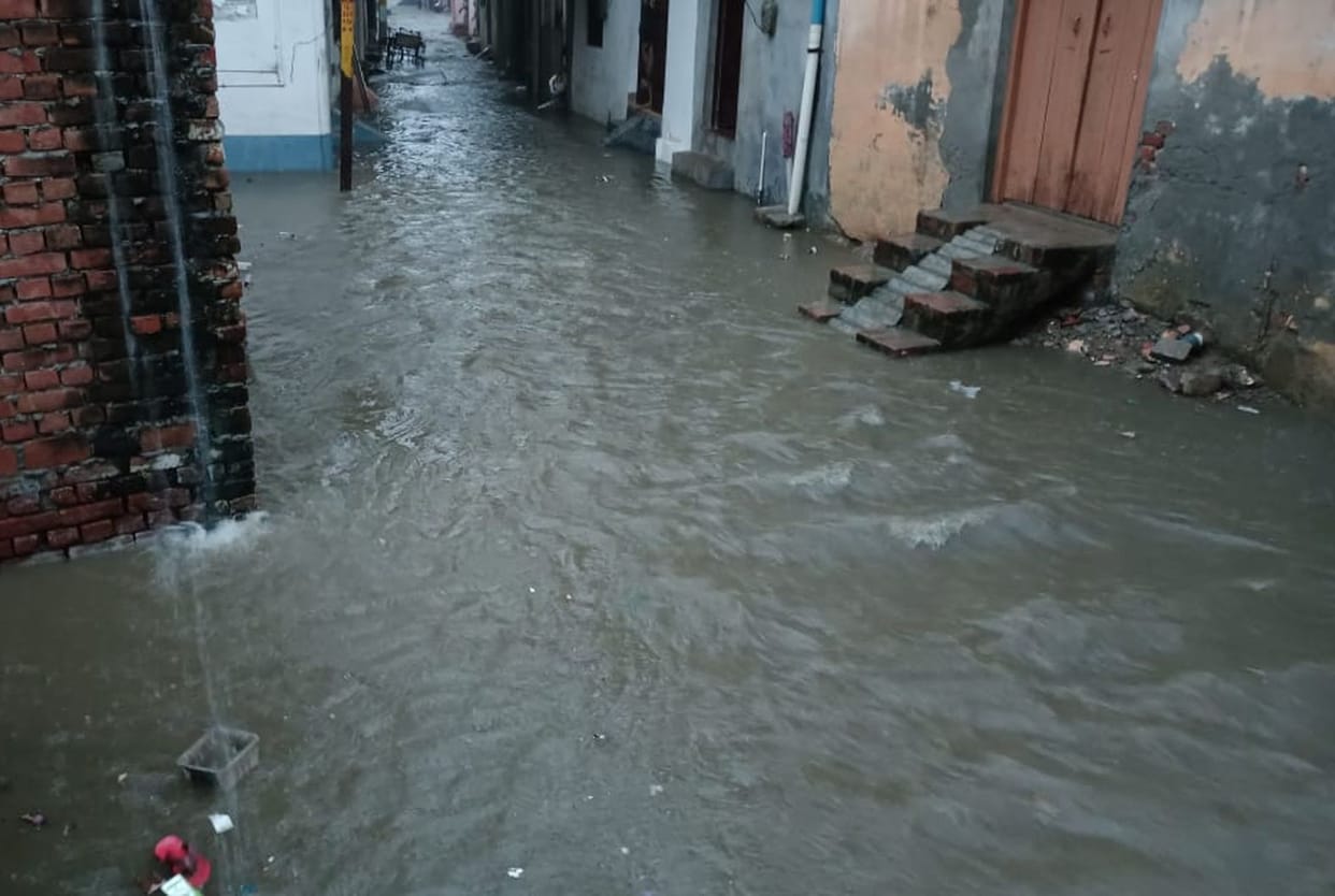 Drain water filled in the houses of Hathikhana and Bhusa Mandi